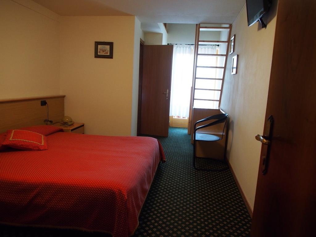 Hotel Belvedere Роана Номер фото